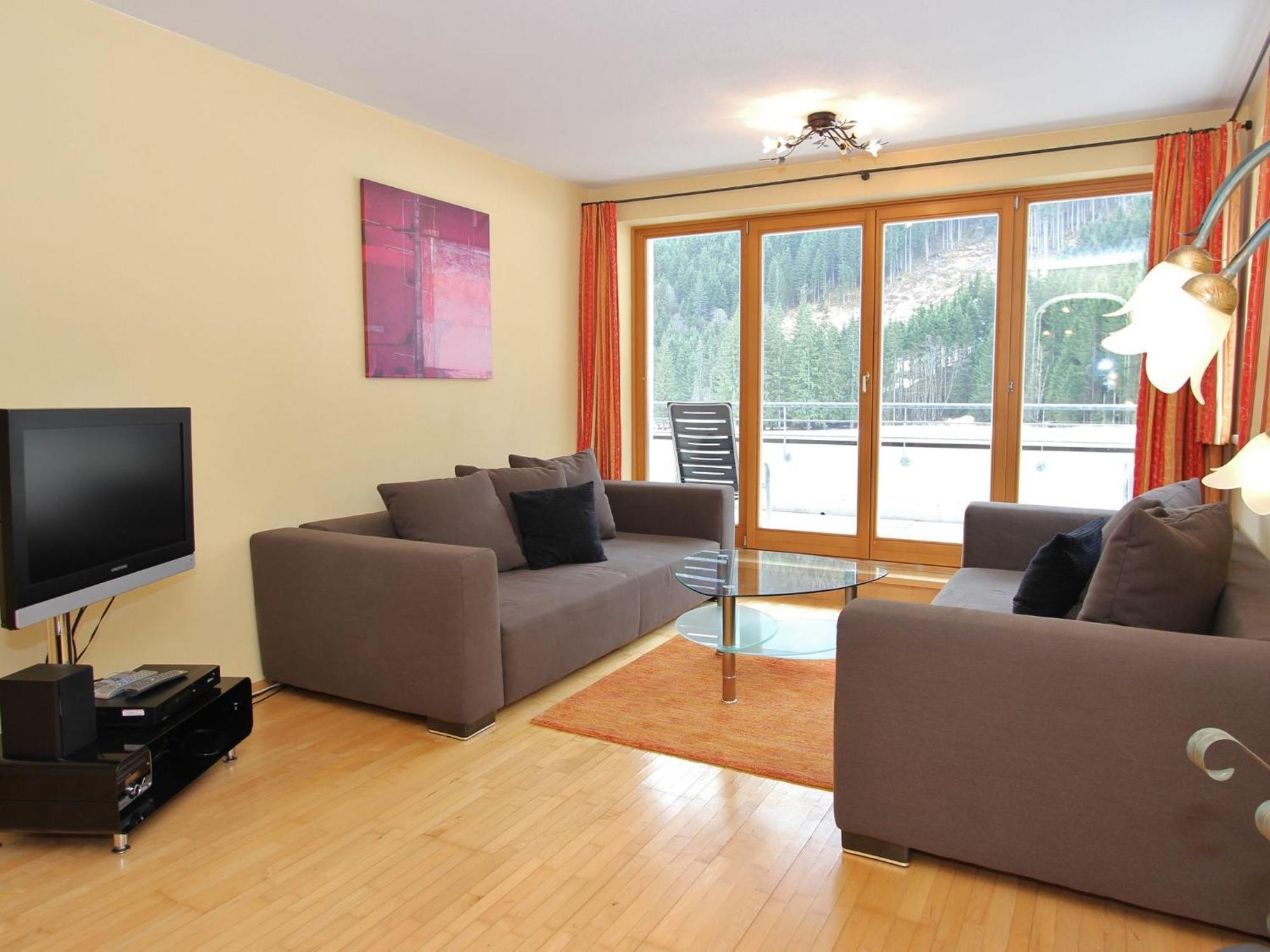 Large Chalet Apartment In Saalbach Hinterglemm Buitenkant foto