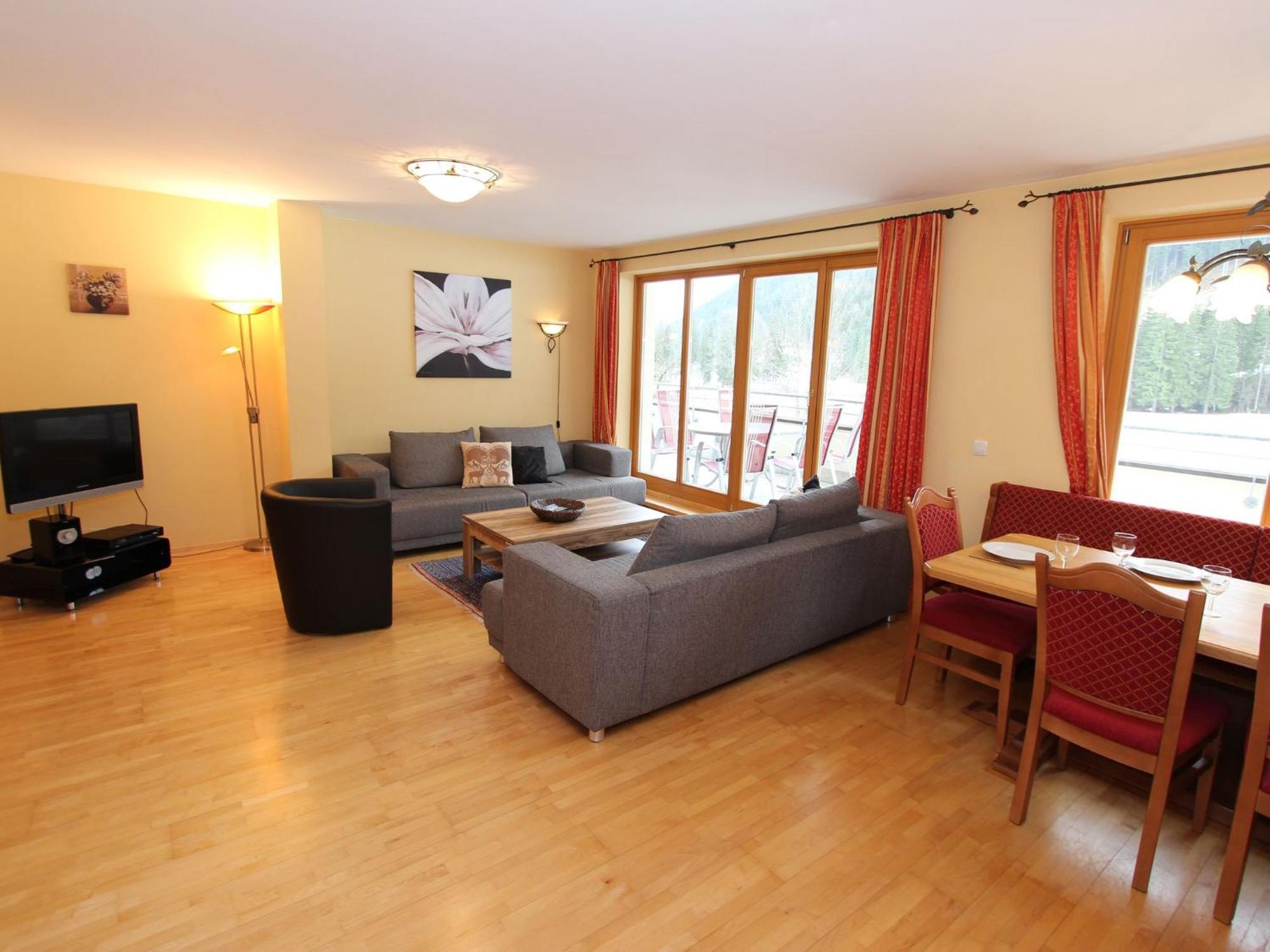 Large Chalet Apartment In Saalbach Hinterglemm Buitenkant foto