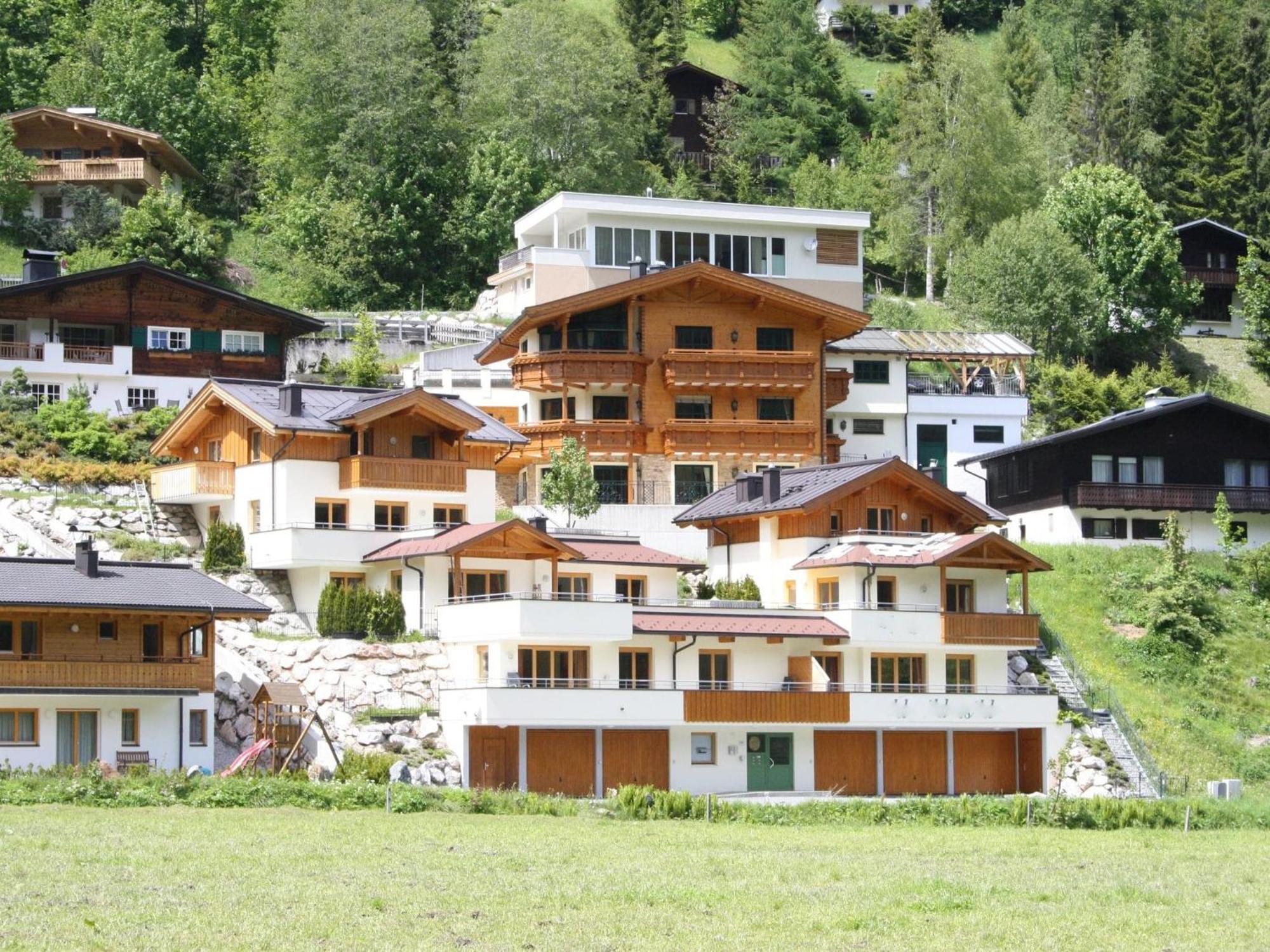 Large Chalet Apartment In Saalbach Hinterglemm Buitenkant foto